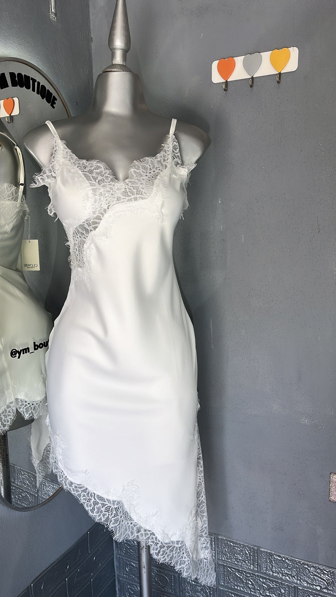vestido satinado con encaje