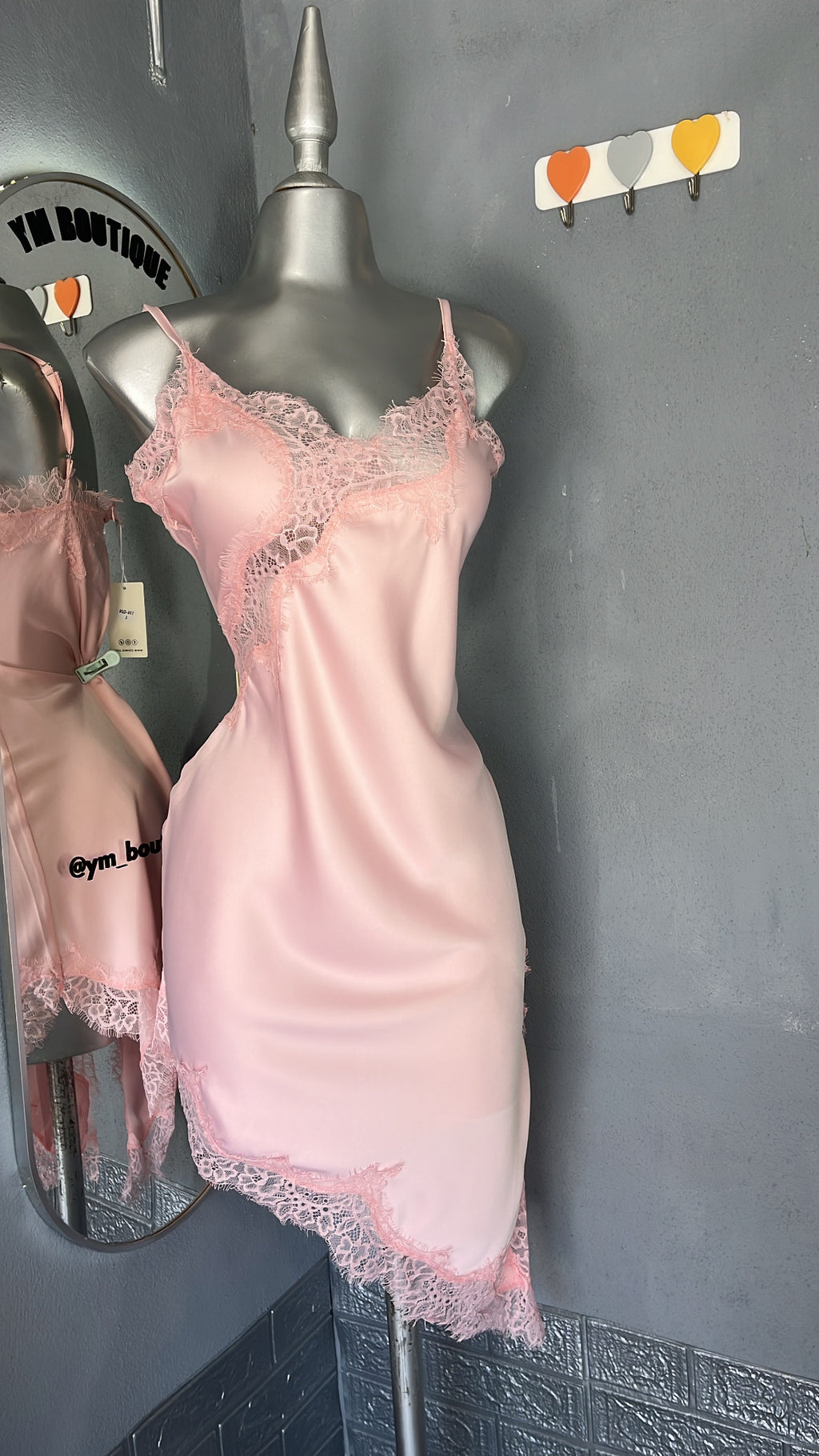 vestido satinado con encaje