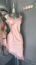 vestido satinado con encaje