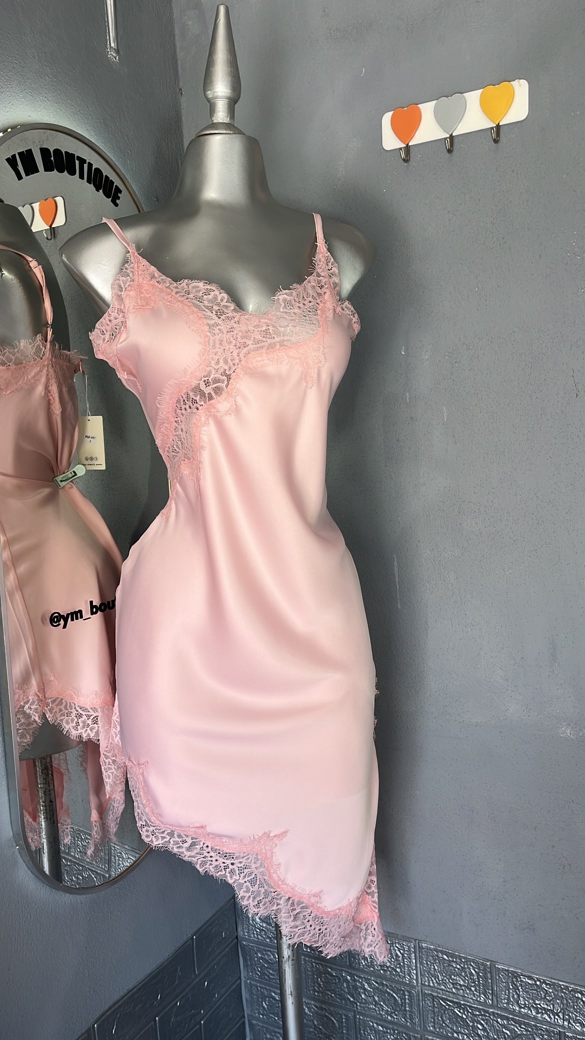 vestido satinado con encaje