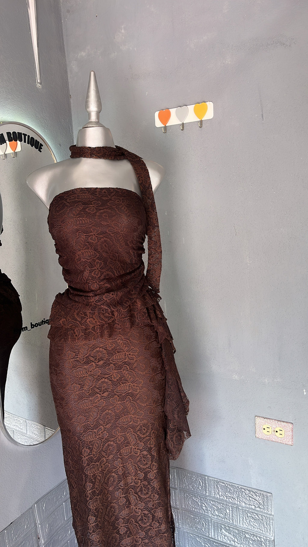 vestido café encaje