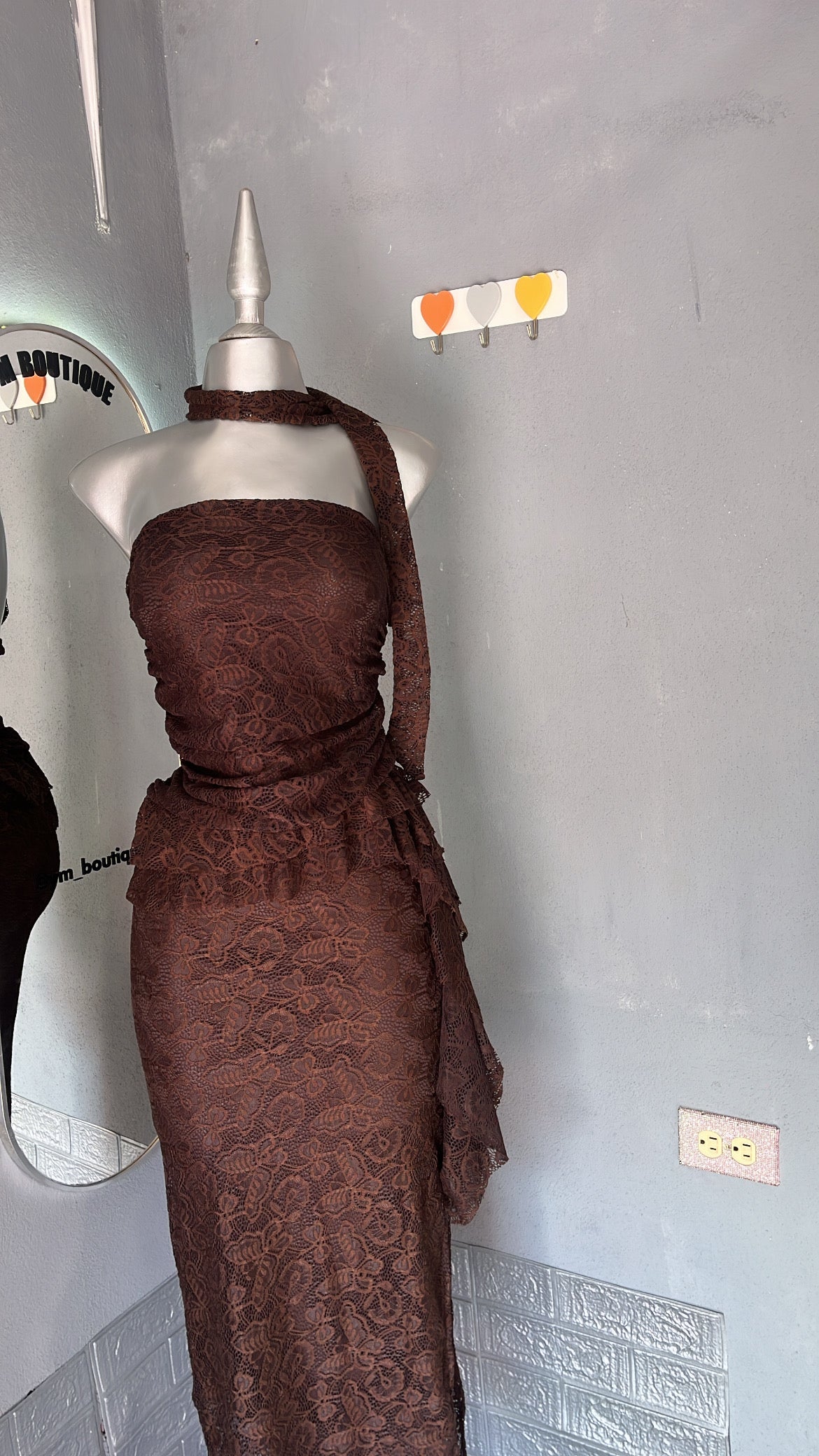 vestido café encaje