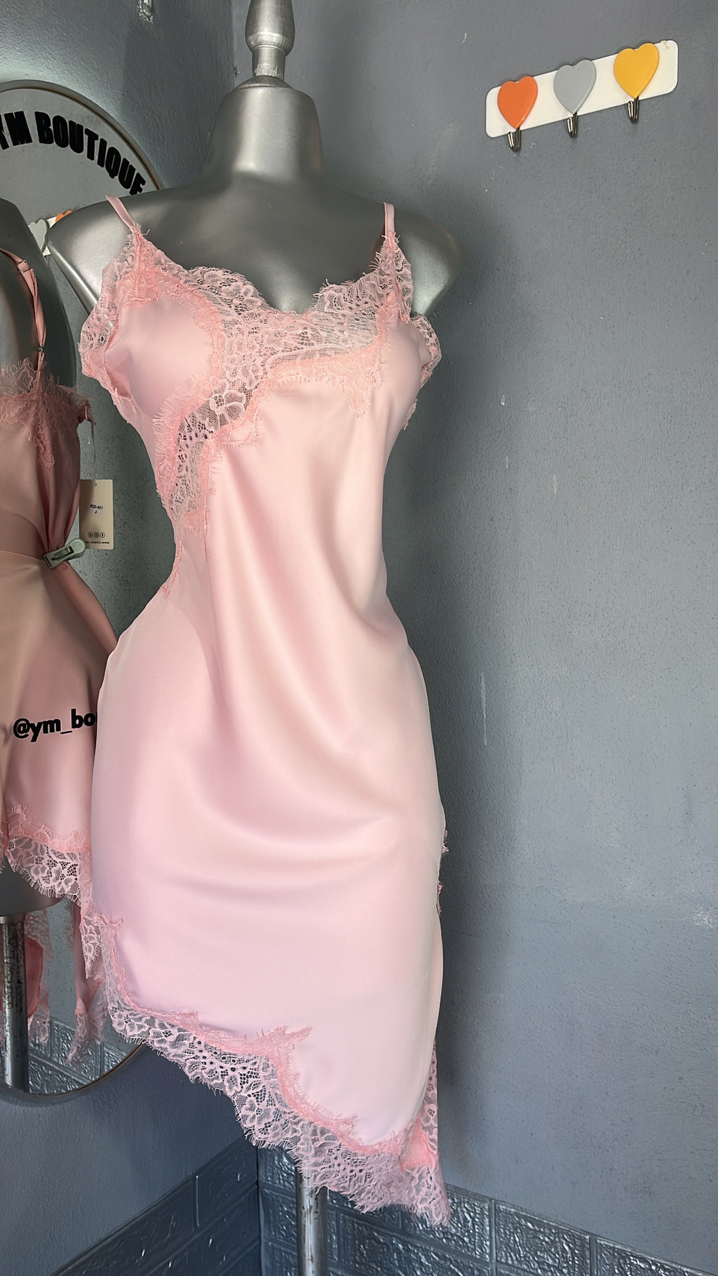 vestido satinado con encaje
