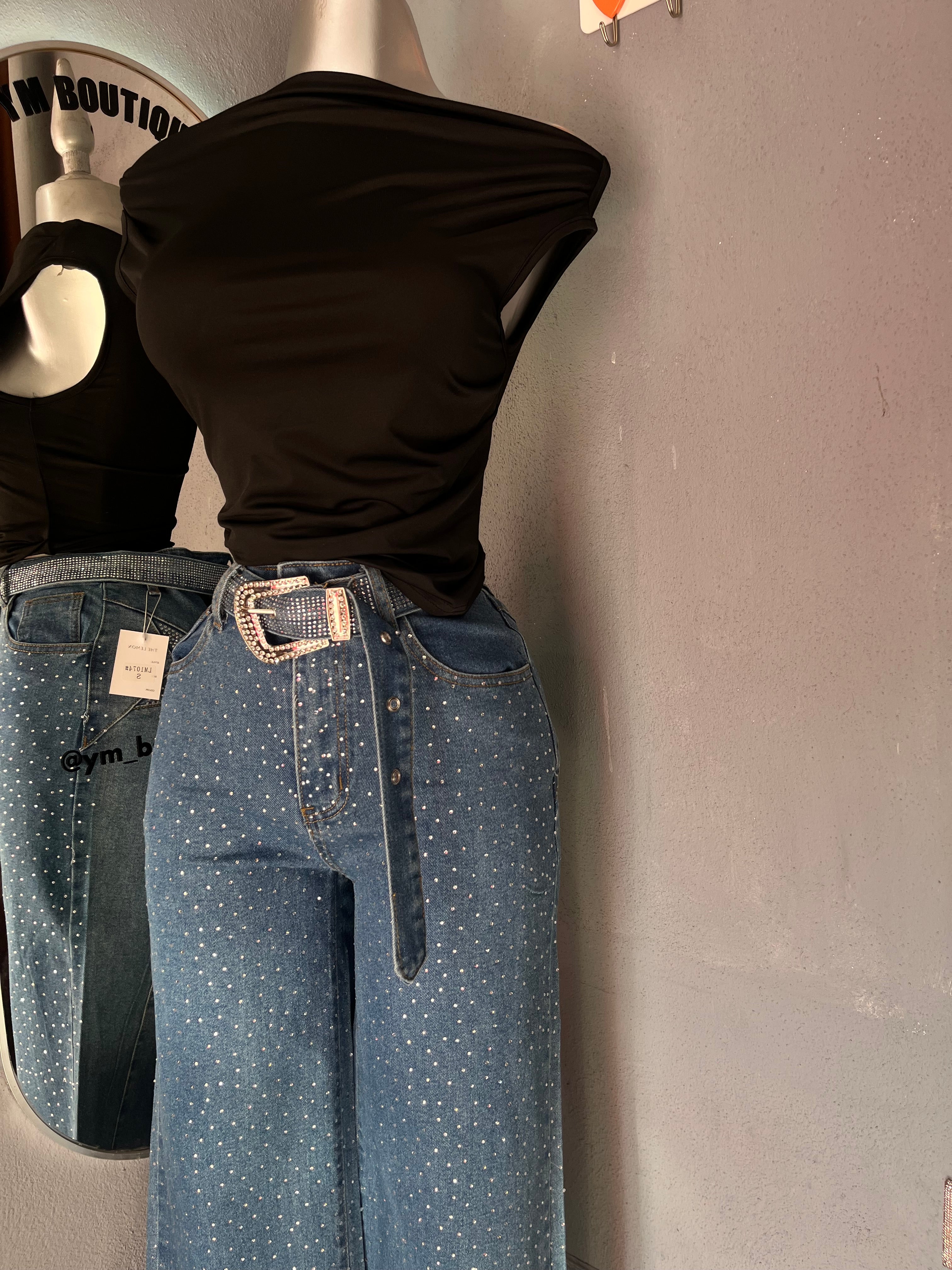 pantalón de mezclilla con  brillos