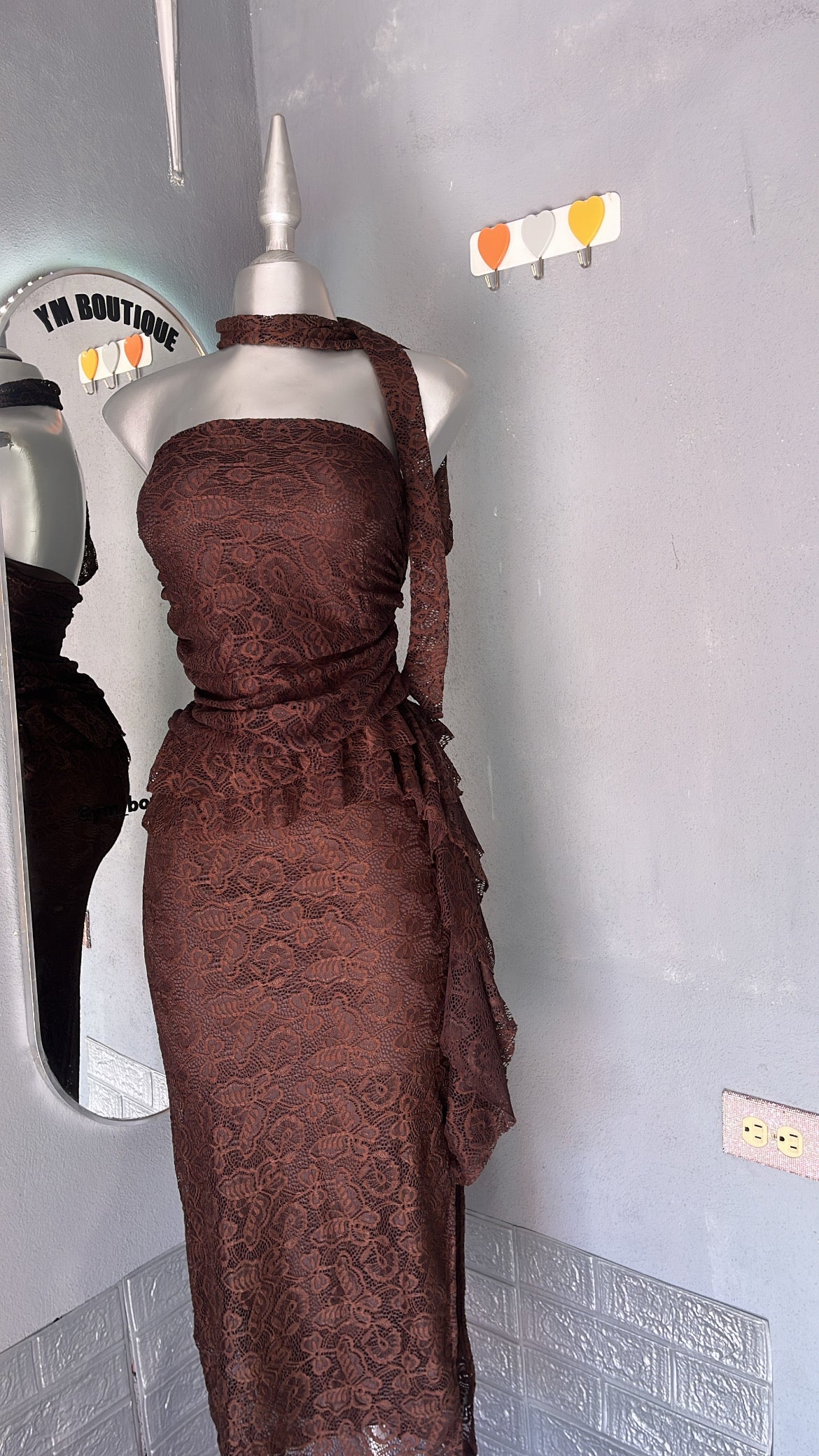 vestido café encaje